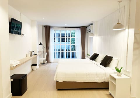 Studio Suite | Premium bedding, pillowtop beds, desk, laptop workspace