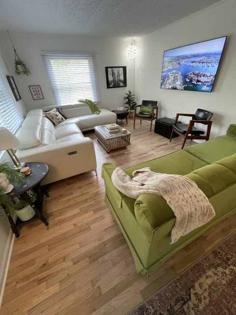 Couch, sectional w/ 2 electric seats, 60" smart TV, Roku, access to 1st 7 apps