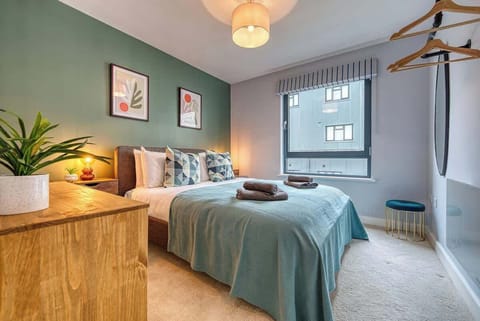 Bedroom with 1 king bed at Blue Puffin Stays Short Lets & Serviced Accommodations