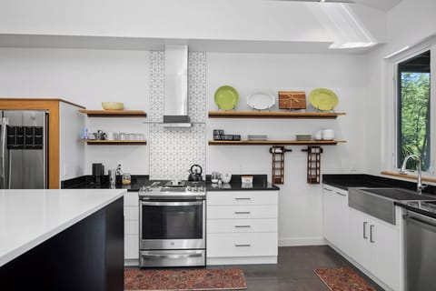 Full Chef's kitchen and pantry!