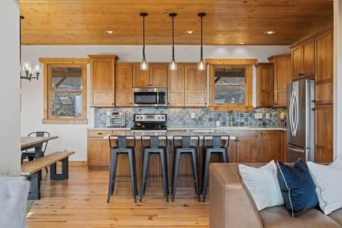 Open Floor Plan w/ Kitchen