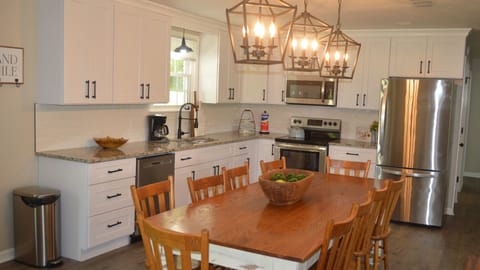 Fully equipped kitchen (crockpot, toaster, coffee maker, pots, utensils, etc.)