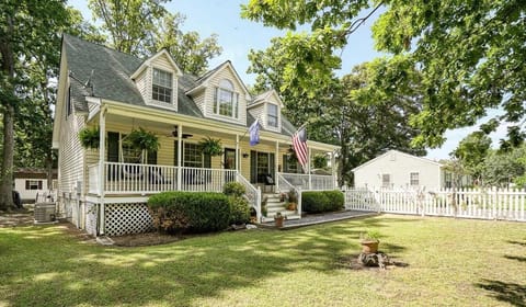 Charming Tilghman Island cottage—steps from marinas, restaurants & wedding venues.
