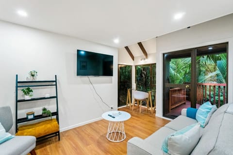 A beautiful one-bedroom apartment in the bush. Self-contained and perfect if you want to get away from the city and yearn to get back to nature. But great that you have all you comforts of home.