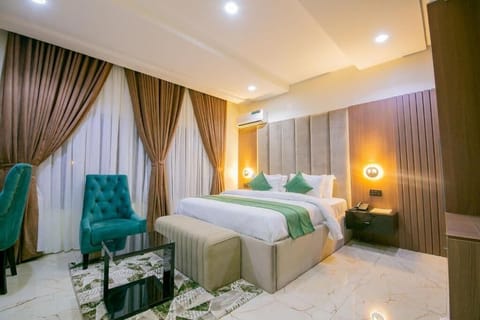 Luxury Suite | Desk, free WiFi
