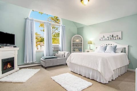 Master Bedroom- Main Floor (Queen Bed)