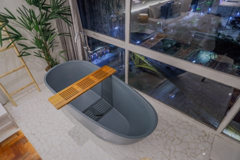 Indoor spa tub