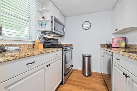 Updated Full Kitchen!