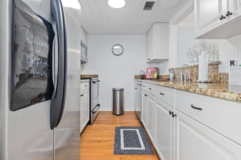 Updated Full Kitchen!