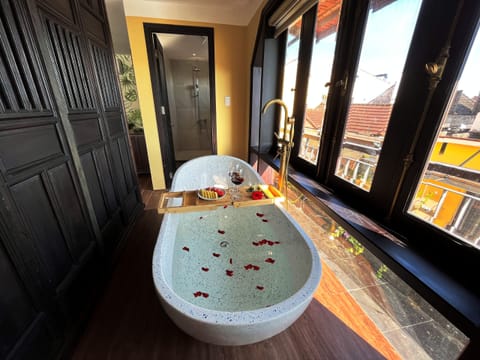Suite, Balcony | Bathroom | Shower, hydromassage showerhead, free toiletries, bathrobes