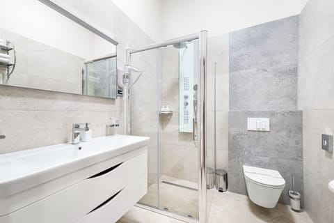 Luxury Room | Bathroom | Shower, rainfall showerhead, free toiletries, hair dryer