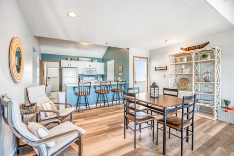 Great design throughout the condo with open layout to kitchen, dining, and living areas
