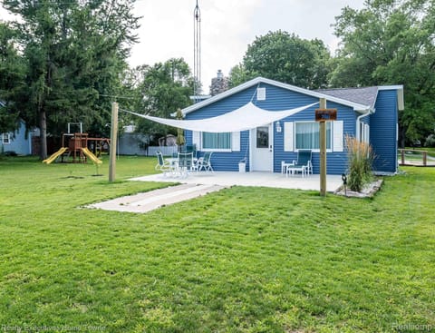This is a 100x100ft lot. A 1200sqft cottage.
