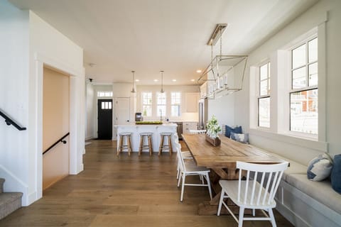 Dining & island seating for up to 11