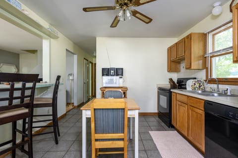 Everything you need to make mealtime a bay breeze.