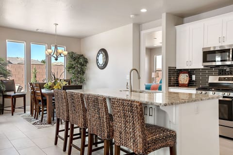 House, 4 Bedrooms | Private kitchen | Fridge, oven, coffee/tea maker, toaster