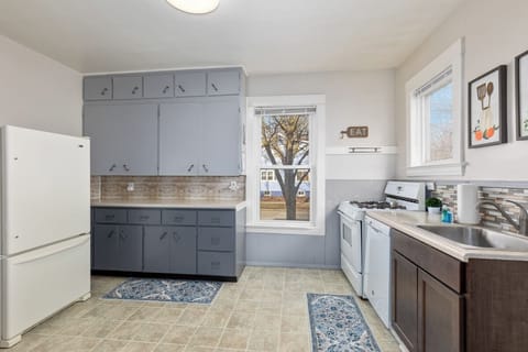 Comfort House | Private kitchen | Full-size fridge, oven, stovetop, dishwasher