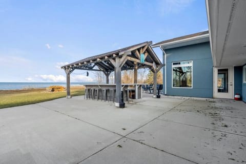 Tiki bar to utilize during your stay. Great for BBQ`s and picnics