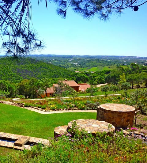 Casa dos Sonhos: The hillside location of the property allows promising views towards the valley and the sea. From the property's elevated natural pool, you can see all the way to the coast in the direction of Lagos.