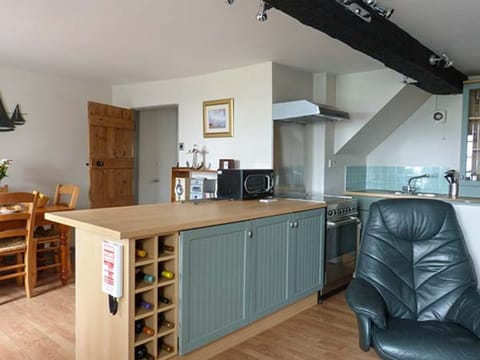 Fridge, dishwasher, cookware/dishes/utensils