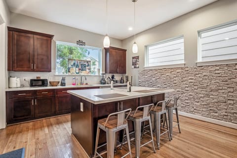 Luxury Townhome, 3 Bedrooms, Balcony | Private kitchen