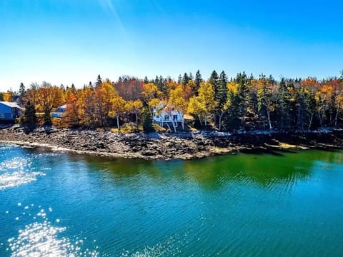 320 Feet Of Private Beachfront w/ Grass Yard, BBQ Grill and Outdoor Dining