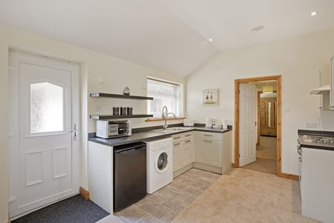 Cottage | Private kitchen | Fridge, electric kettle, toaster, cookware/dishes/utensils