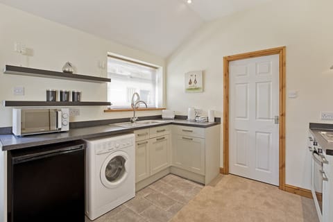 Cottage | Private kitchen | Fridge, electric kettle, toaster, cookware/dishes/utensils