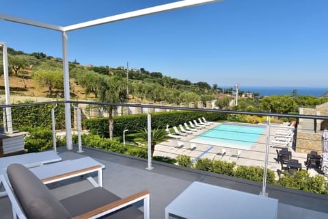 Deluxe Duplex, Pool Access, Sea View | Courtyard view