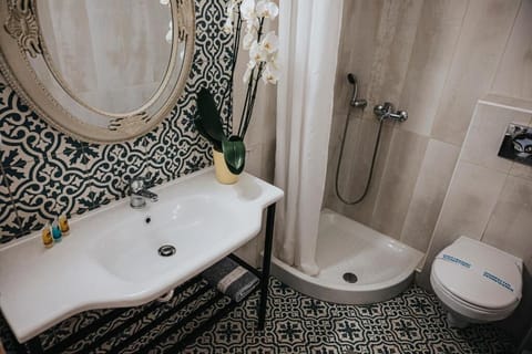 Comfort Quadruple Room | Bathroom | Hair dryer, soap, toilet paper