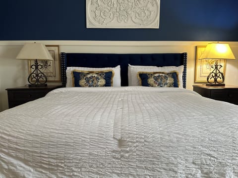 Deluxe Suite | In-room safe, iron/ironing board, free WiFi