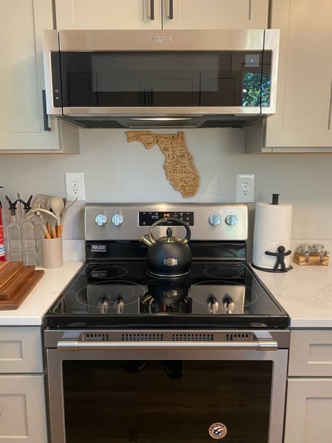 Fully equipped kitchen with microwave and all the necessities. 