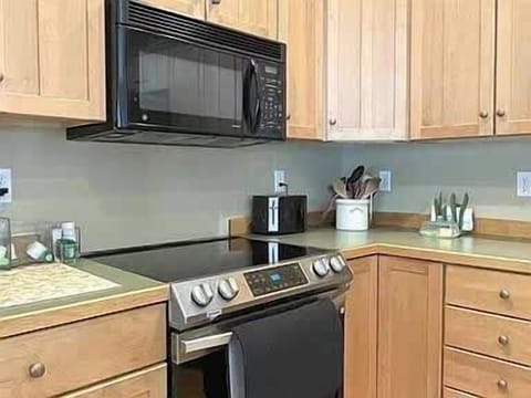Fully Stocked Kitchen for all your vacation needs.