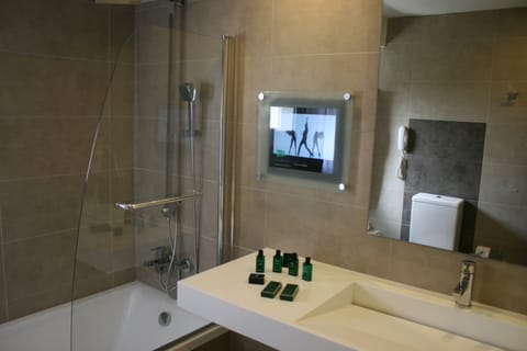 Superior Double or Twin Room | Bathroom | Free toiletries, hair dryer, slippers, towels