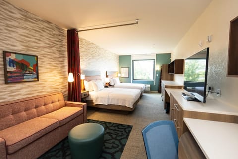 Studio, 2 Queen Beds, Accessible (Hearing) | Living area