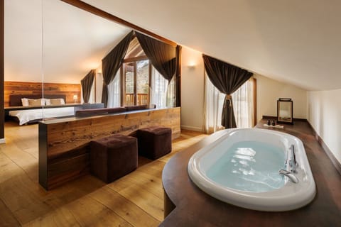 Exclusive Suite | Hypo-allergenic bedding available, down comforters, minibar