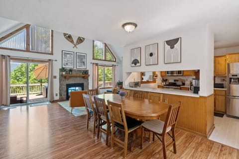 Where mid-century meets mountain cabin. Open living and dining room