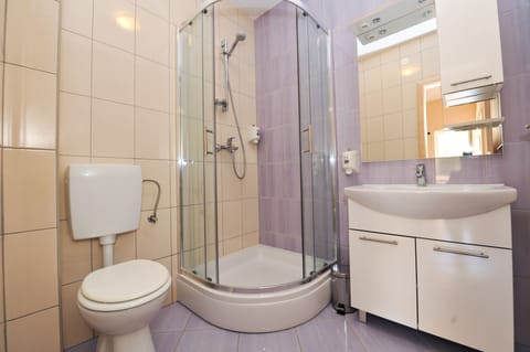 Deluxe Apartment, 1 Bedroom, Beachside | Bathroom | Shower, hair dryer, towels, soap