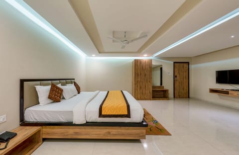 Executive Room | Hypo-allergenic bedding, desk, blackout drapes, iron/ironing board