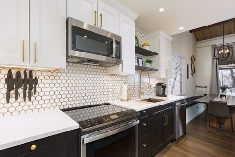 Beautifully Updated Kitchen - Fully Stocked (Unit #768)