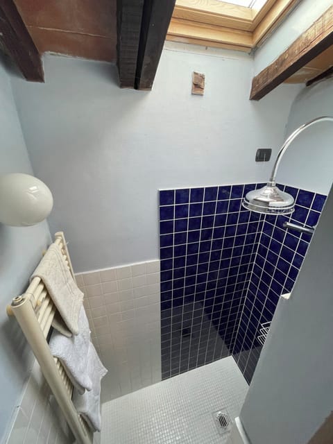 Double Room | Bathroom | Shower, rainfall showerhead, free toiletries, hair dryer