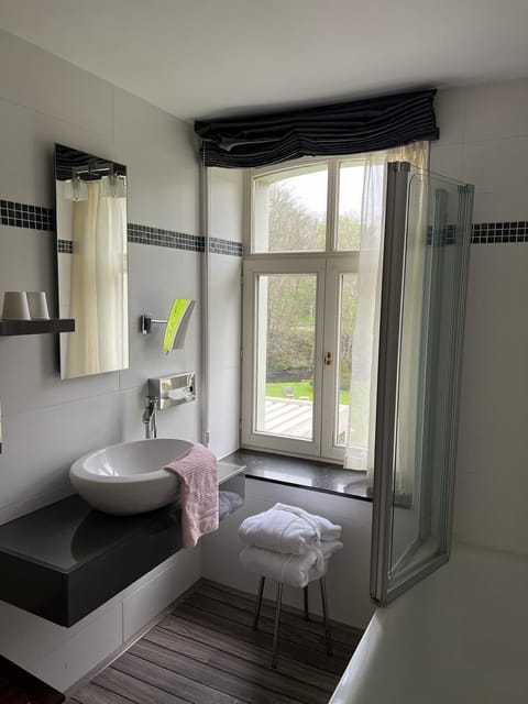 Standard Room | Bathroom