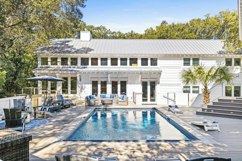 8 CREEPING CUCUMBER LUXURY HOME WITH HEATED SALTWATER POOL