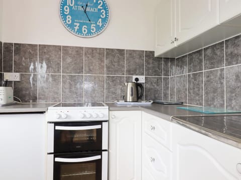 Cottage | Private kitchen | Fridge, electric kettle, toaster, cookware/dishes/utensils