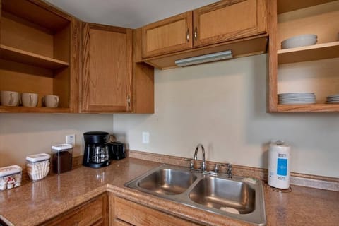 Fully stocked kitchen with eat in area plus washer / dryer in unit