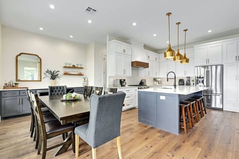 Bring everyone to the table—spacious dining beside the chef’s kitchen, perfect for groups after a day of lakefront fun in Spicewood.