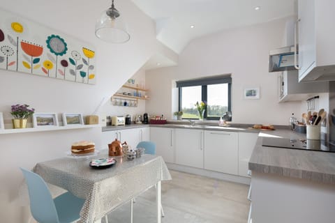 Cottage | Private kitchen | Fridge, dishwasher, electric kettle, toaster