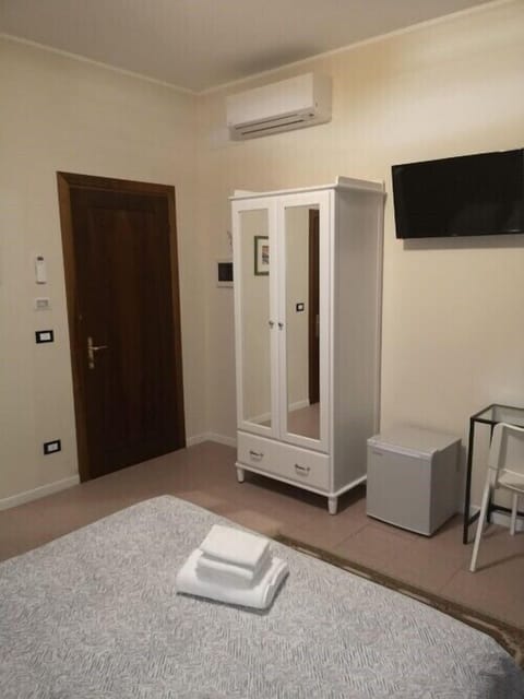 Classic Double or Twin Room | In-room safe, desk, laptop workspace, blackout drapes