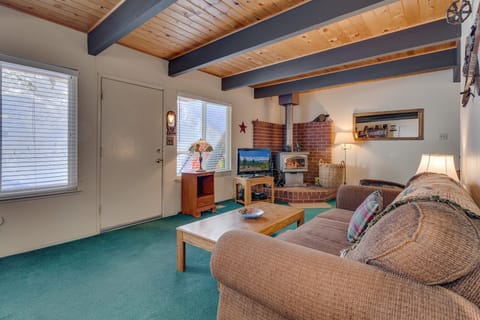 910 Pine Ridge Rd Tahoe City-print-004-006-Living Room-4200x2800-300dpi EDIT B3, M3