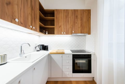 Deluxe Apartment | Private kitchen | Full-size fridge, oven, stovetop, dishwasher